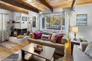 TV, fireplace - EV Charger available at the cabin in the woods (Sugarloaf)