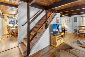 TV, fireplace - EV Charger available at the cabin in the woods (Sugarloaf)