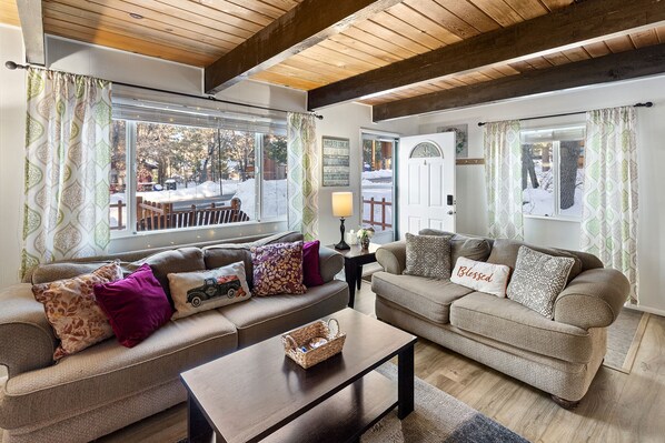 TV, fireplace - EV Charger available at the cabin in the woods (Sugarloaf)