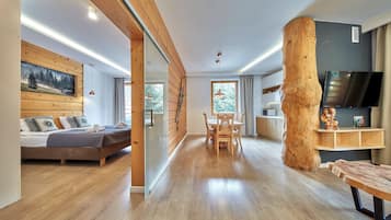 Leilighet – deluxe (106 with SPA, Pool access) | Oppholdsområde | LCD-TV