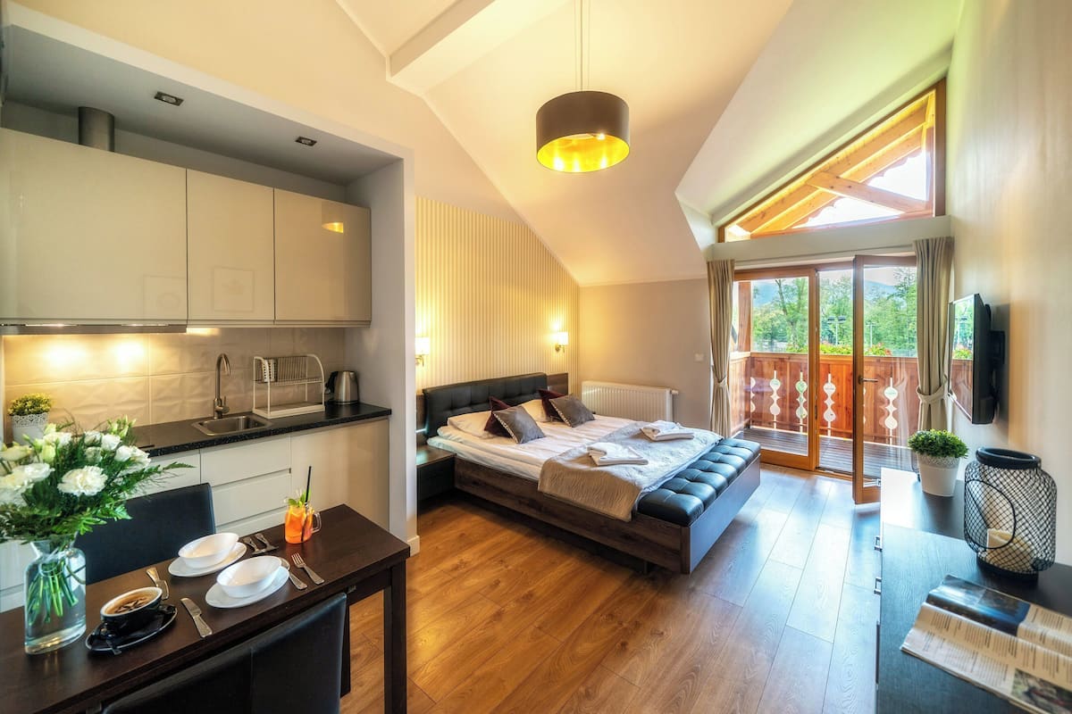 Studio (214 with SPA, Pool access) | 1 slaapkamer, een laptopwerkplek, een strijkplank/strijkijzer