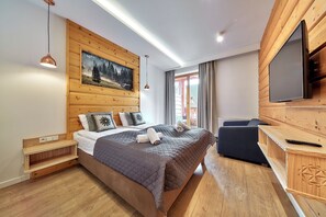 Leilighet – deluxe (106 with SPA, Pool access) | Skrivebord for bærbar PC, strykejern/-brett og barnesenger