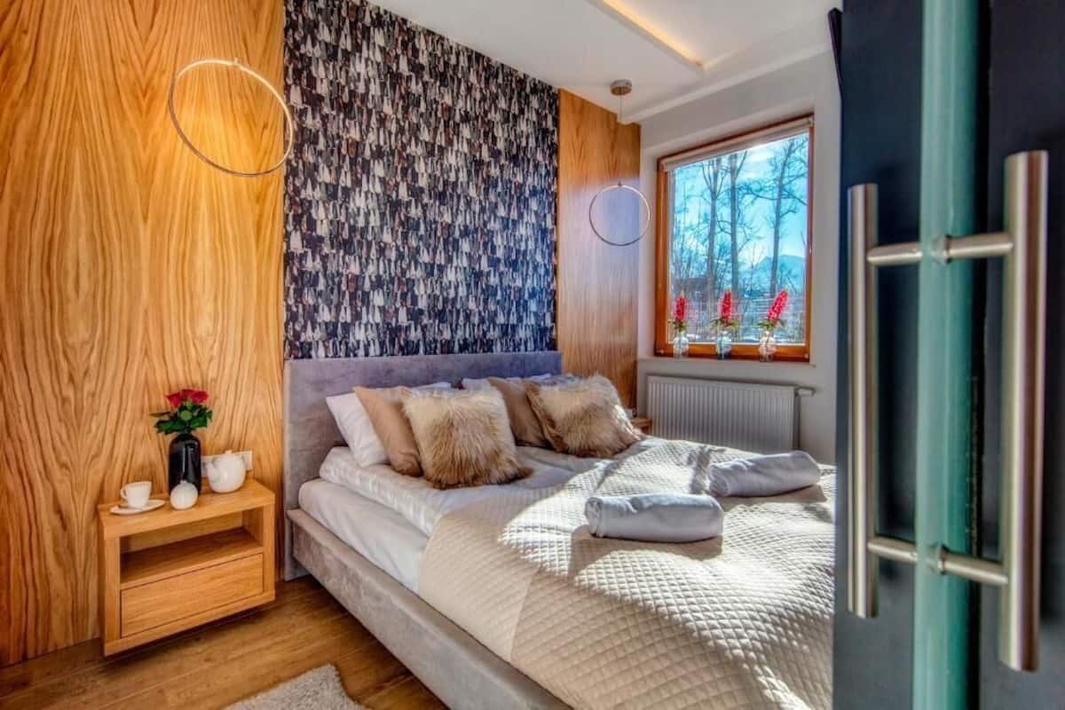 Deluxe appartement (012 with SPA, Pool access) | Woonkamer | Een lcd-televisie