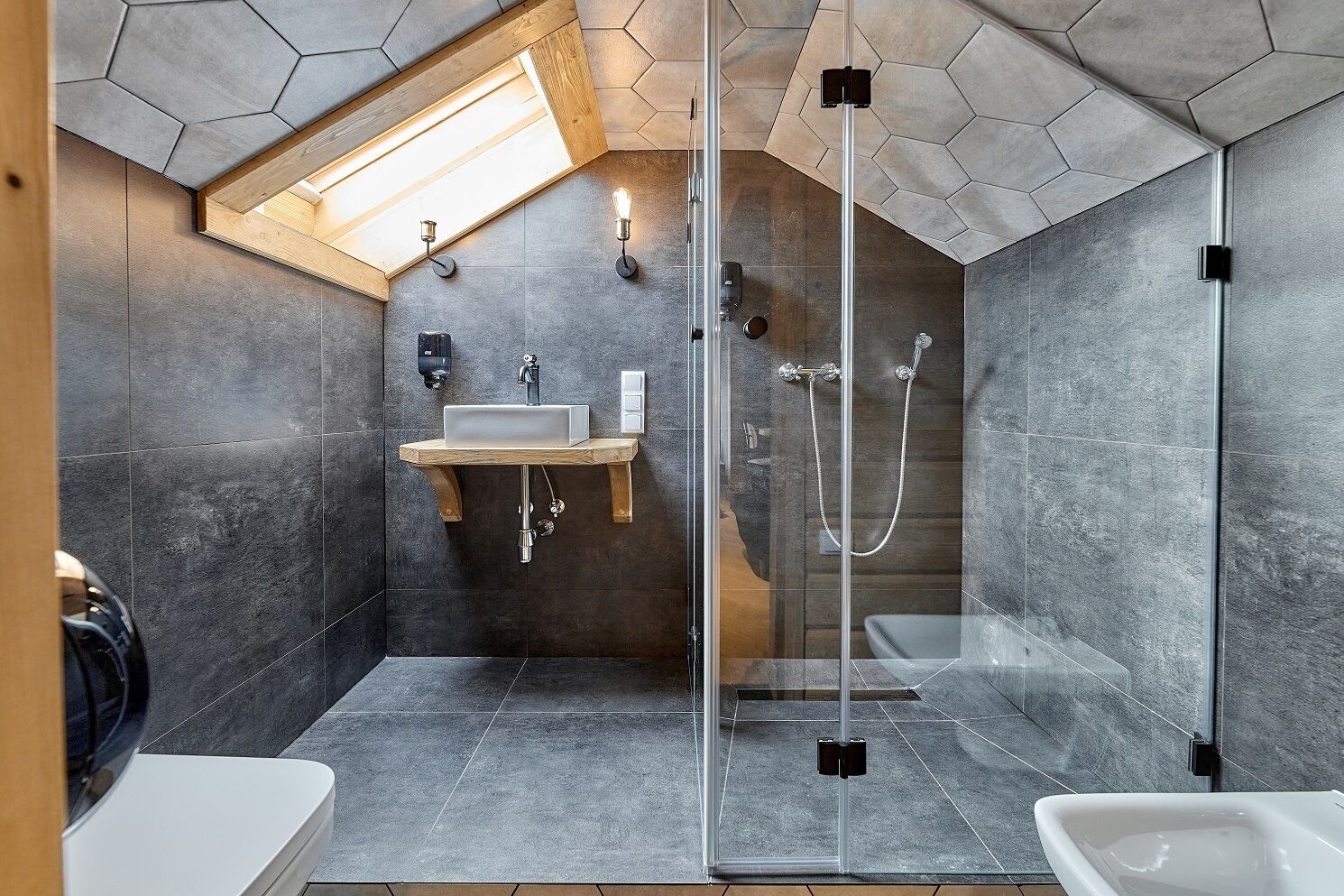 Une salle de bain moderne dotée d’une lucarne, d’une douche en verre, d’une étagère en bois avec un lavabo et d’une baignoire.