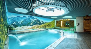 屋内プール、営業時間 14:00 ~ 22:00、カバナ (無料)、サンラウンジャー