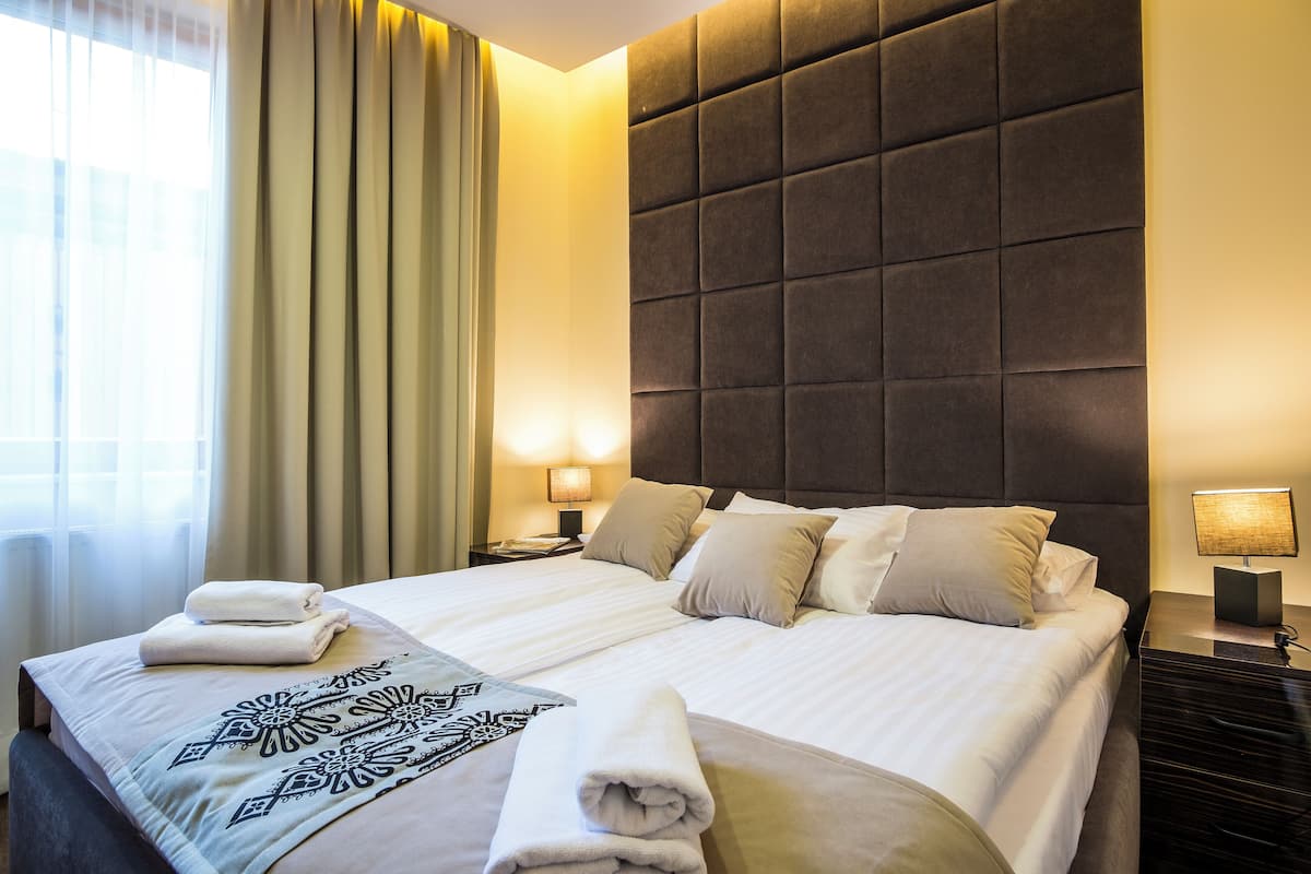 Exclusive Apartment (005 with SPA, Pool access) | 1 slaapkamer, een laptopwerkplek, een strijkplank/strijkijzer