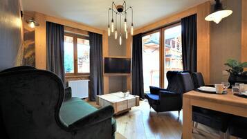 Deluxe Apartment (407 without SPA, no Pool access) | Living area