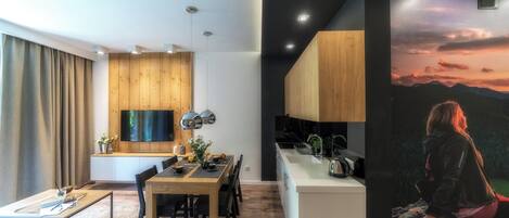 Una cocina moderna con gabinetes de madera y horno empotrado.