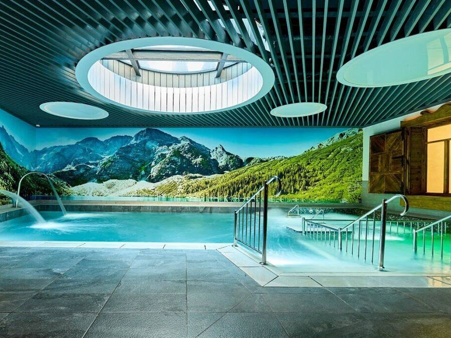 Piscina interna, funciona das 14h às 22h, barracas de cortesia