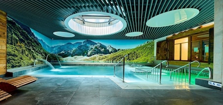 Una piscina cubierta (de 14:00 a 22:00), cabañas de piscina gratuitas. ApartHotel Giewont