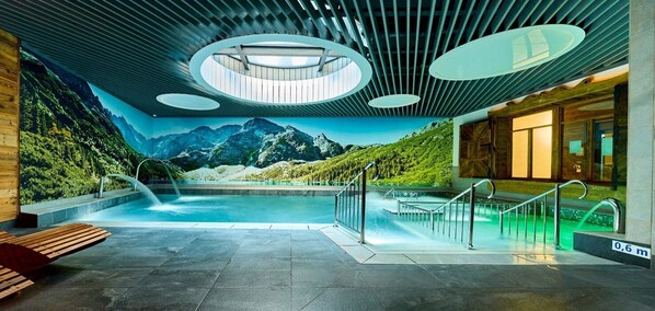 Una piscina cubierta (de 14:00 a 22:00), cabañas de piscina gratuitas