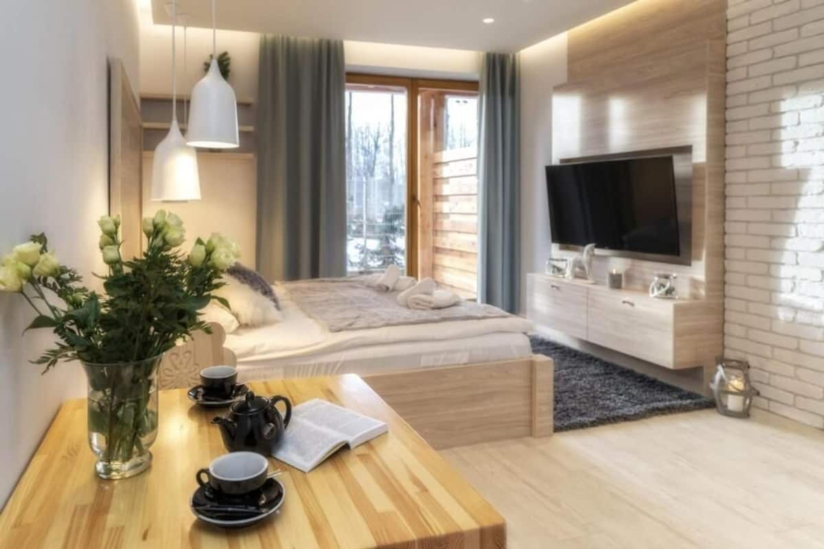 Studio (010 with SPA, Pool access) | 1 slaapkamer, een laptopwerkplek, een strijkplank/strijkijzer