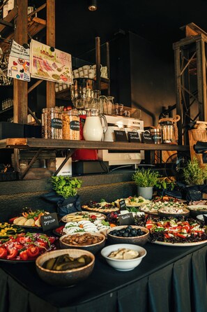 Daily to-go breakfast for a fee - ApartHotel Giewont (Zakopane)