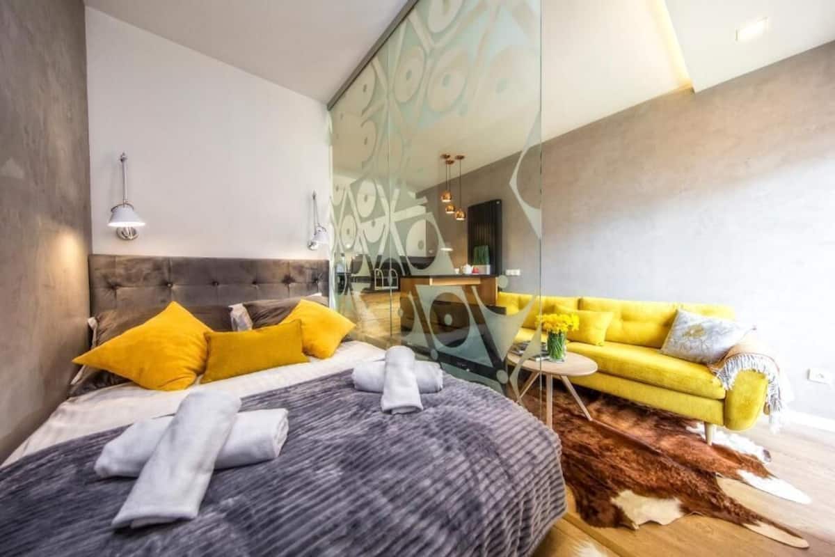 Studio (011 with SPA, Pool access) | 1 slaapkamer, een laptopwerkplek, een strijkplank/strijkijzer