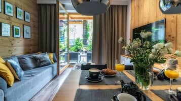 Deluxe Apartment (007 with SPA, Pool access) | Living area | LCD TV