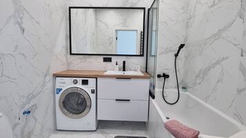 Haartrockner, Handtücher, Seife, Toilettenpapier