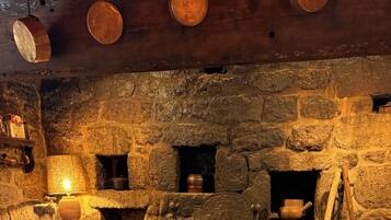 5 habitaciones, escritorio, tabla de planchar con plancha y wifi