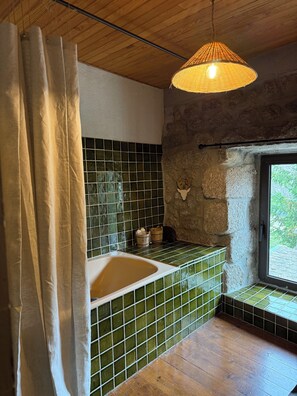 Bathtub, hair dryer, bidet, towels - La Maison de Paul, Aubrac  (Fontans)