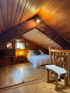 5 bedrooms, desk, iron/ironing board, WiFi