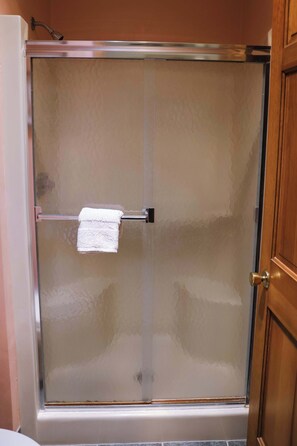 Combined shower/bathtub, towels - Island Cove #6 - On Lake Minocqua (Minocqua)