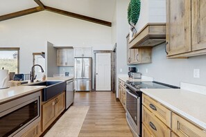 Fridge, microwave, oven, stovetop - Expansive lake house with sweeping views and access to Ideal Beach Resort (Garden City)