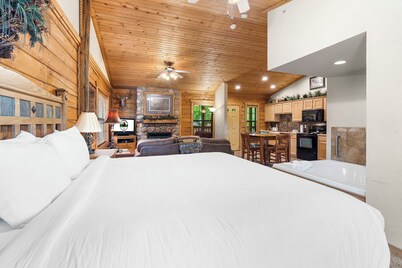 Walk-in Cedar Cabin with Walk-in Shower, Gas Fireplace, & Covered Balcony. Golf/Ticket Discounts