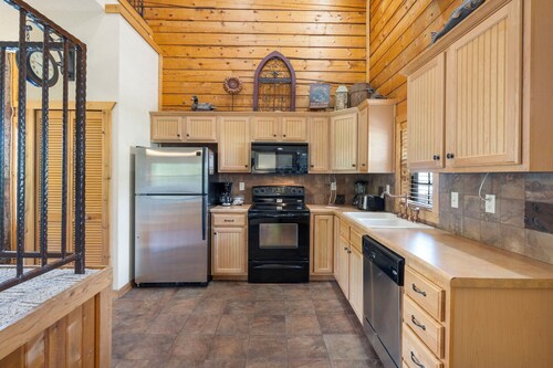 Family Getaway Cabin with Screened Balcony & Fireplace - Heart of Branson