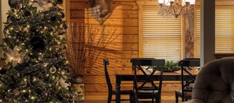 Family Getaway Cabin with Screened Balcony & Fireplace - Heart of Branson