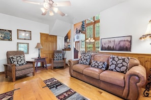 Smart TV, fireplace, DVD player - Walk-in Cedar Log Cabin with Gas Fireplace & Whirlpool Tub Show Ticket and Golf Discounts! (Branson)