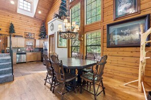 Dining - Walk-in Cedar Log Cabin with Gas Fireplace & Whirlpool Tub Show Ticket and Golf Discounts! (Branson)