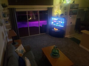 Smart TV, videogiochi, lettore DVD, libri