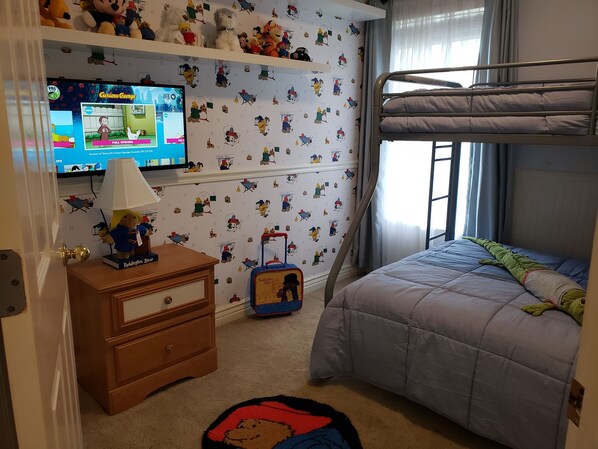 4 chambres, bureau, fer et planche à repasser, lit de bébé portatif