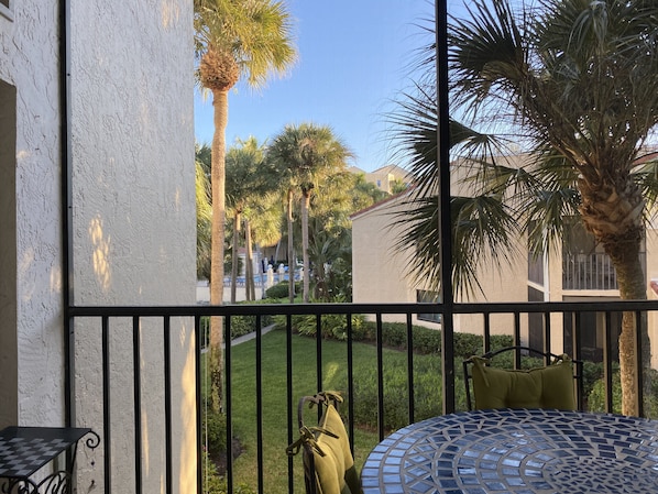 Outdoor dining - Beautiful Condo in Pelican Bay, Valencia (Naples)
