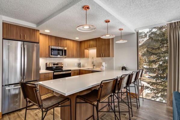 Fridge, microwave, oven, stovetop - Sunsets in Copper Mountain CO:- Ski in/Ski out with an amazing view (Frisco)