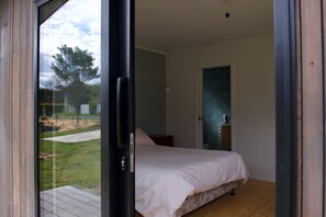 6 bedrooms, iron/ironing board, free WiFi, bed sheets - Spa and a 5 minute walk to the water (Mangawhai Heads)