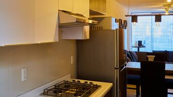 Kylskåp, mikrovågsugn, ugn och kaffe- och tebryggare