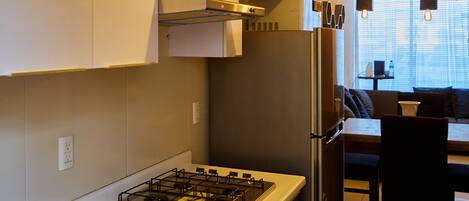 Køleskab, mikrobølgeovn, ovn, kaffe-/temaskine