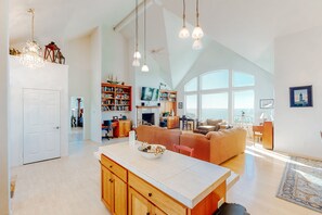 TV, fireplace, DVD player, table tennis - Ocean view home w/huge deck & yard, hot tub, firepit & game room - dogs OK (Newport)