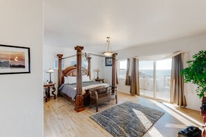 3 bedrooms, iron/ironing board, internet, bed sheets - Ocean view home w/huge deck & yard, hot tub, firepit & game room - dogs OK (Newport)