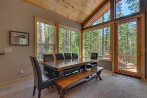 Interior - Monthly Lease - Peaceful Pines by Tahoe Getaways - 3 BR in Tahoe Donner, with Hot Tub (Truckee)