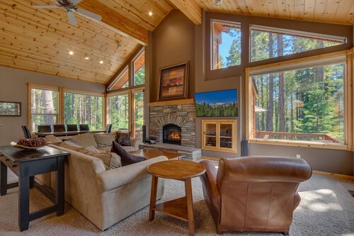 Monthly Lease - Peaceful Pines by Tahoe Getaways - 3 BR in Tahoe Donner, with Hot Tub
