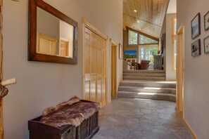 Interior - Monthly Lease - Peaceful Pines by Tahoe Getaways - 3 BR in Tahoe Donner, with Hot Tub (Truckee)