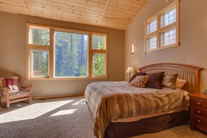 Room - Monthly Lease - Peaceful Pines by Tahoe Getaways - 3 BR in Tahoe Donner, with Hot Tub (Truckee)