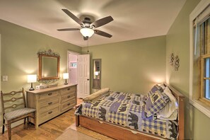 3 bedrooms, desk, Internet, bed sheets