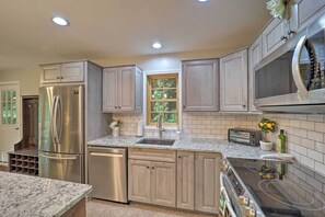 Fridge, microwave, stovetop, dishwasher