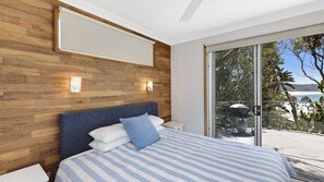 4 bedrooms, iron/ironing board, Internet, bed sheets - The Ultimate Beach House (MACMASTERS BEACH)