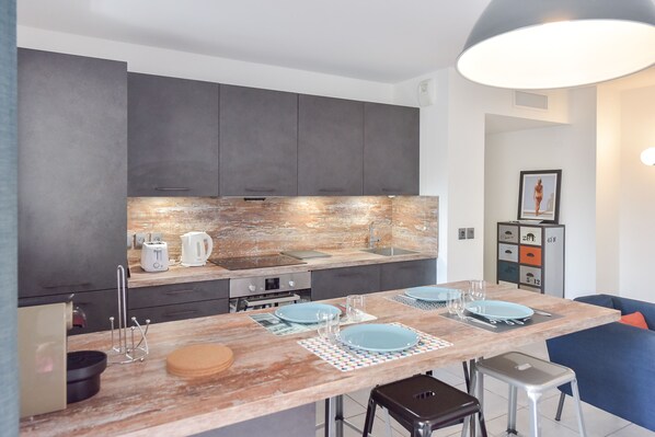 Fridge, microwave, oven, stovetop