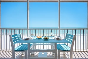 Een tafel voor twee met uitzicht op het strand.