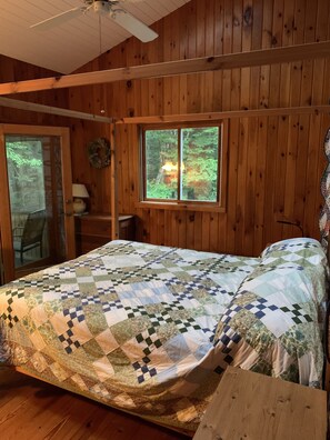 4 bedrooms, desk, iron/ironing board, free WiFi