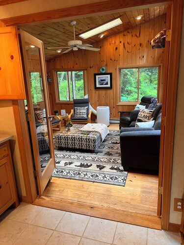 Beautiful retreat in a lake community to the enjoy the summer season. 